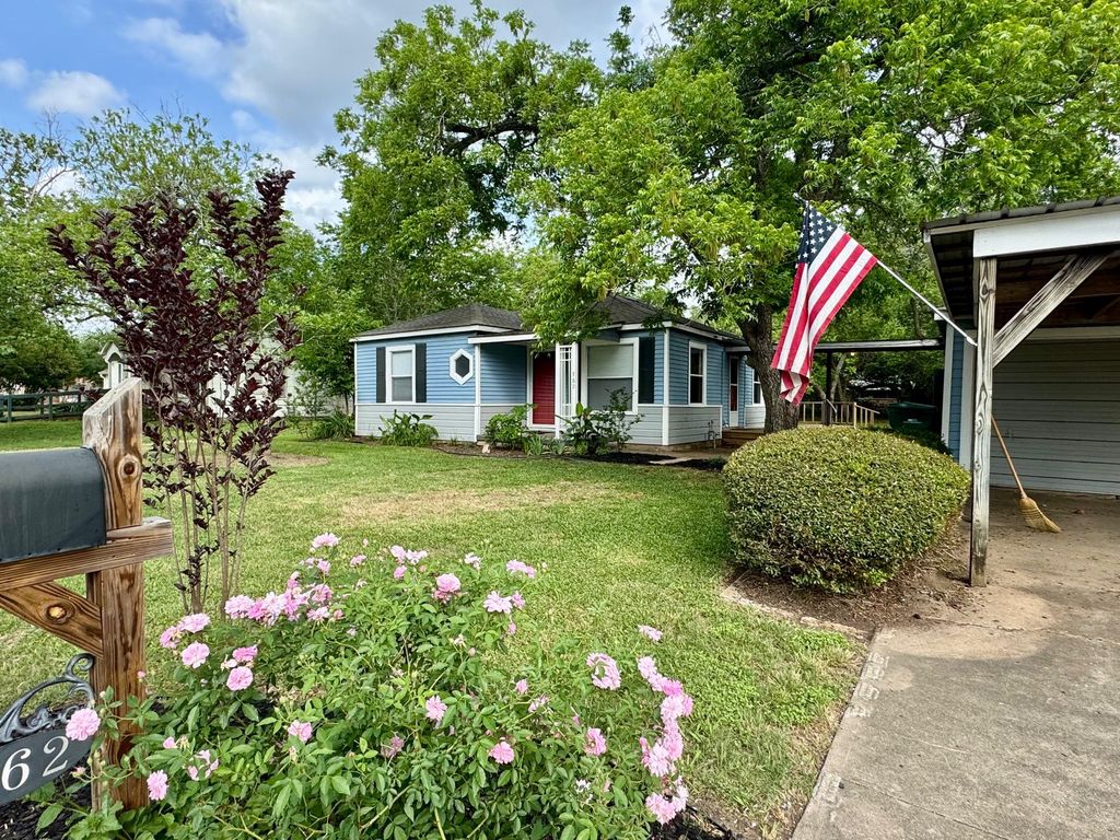 762 E Walnut ST, La Grange, TX 78945