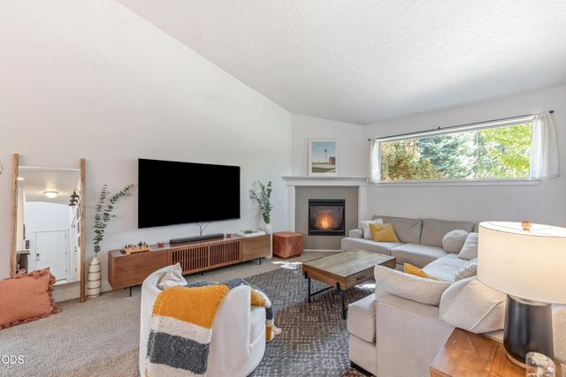 20530 Mutt Court, Bend, OR 97701