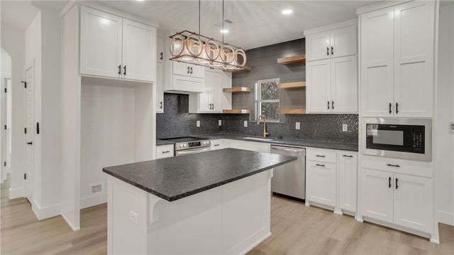 5 Orkney Drive, Bella Vista, AR 72715