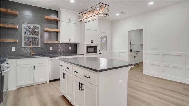 5 Orkney Drive, Bella Vista, AR 72715