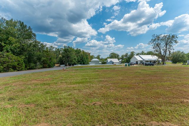 521 Landing Ave, Florala, AL 36442