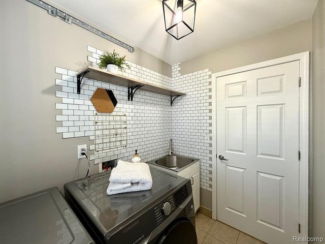 21732 Jacksonville, Farmington Hills, MI 48336