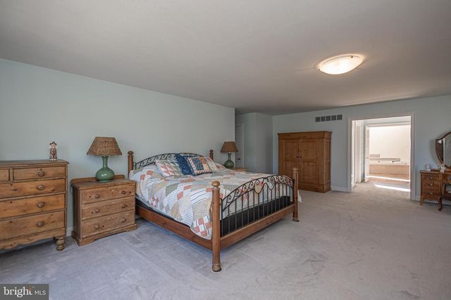 1045 WASHINGTON CROSSING RD, Newtown, PA 18940