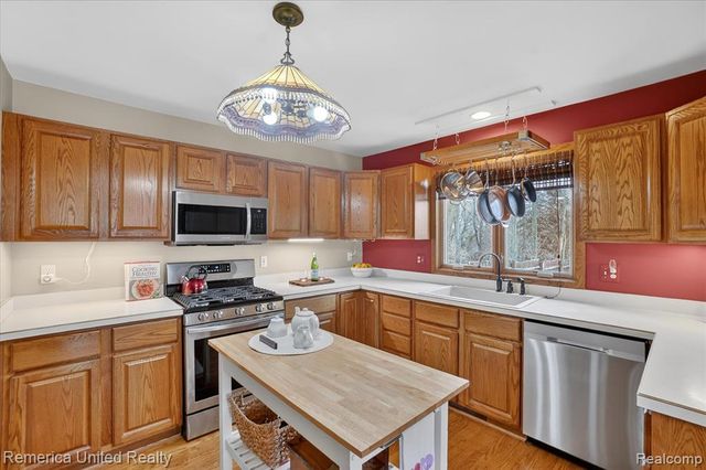 660 E Allen Road, Howell, MI 48855