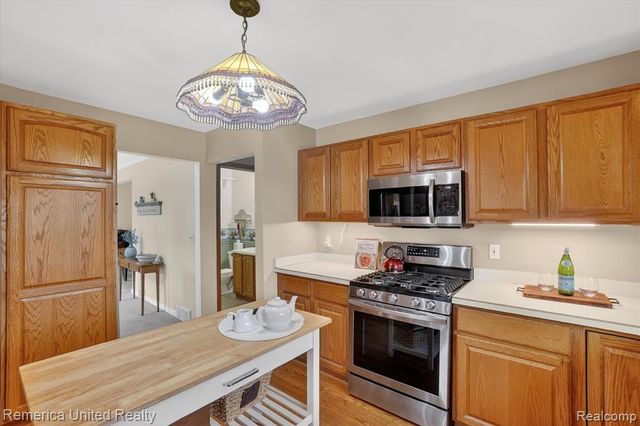 660 E Allen Road, Howell, MI 48855