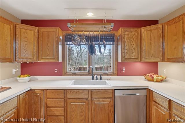 660 E Allen Road, Howell, MI 48855