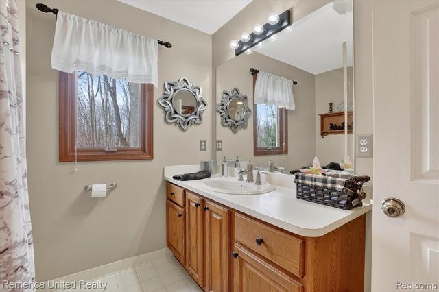 660 E Allen Road, Howell, MI 48855