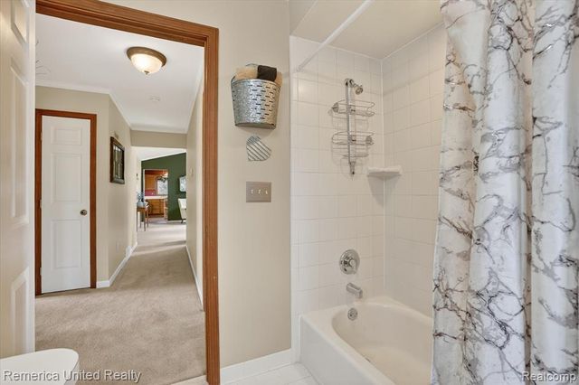 660 E Allen Road, Howell, MI 48855