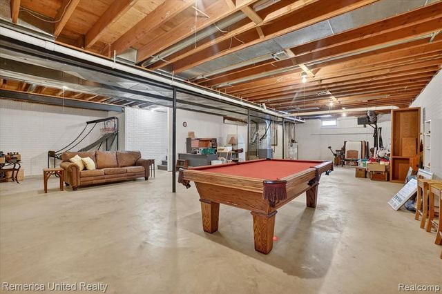 660 E Allen Road, Howell, MI 48855