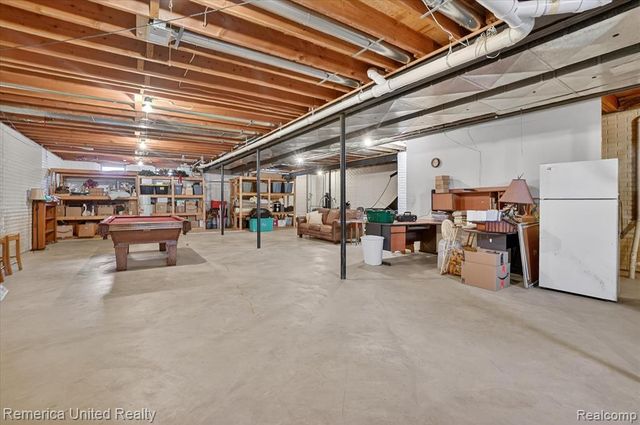 660 E Allen Road, Howell, MI 48855