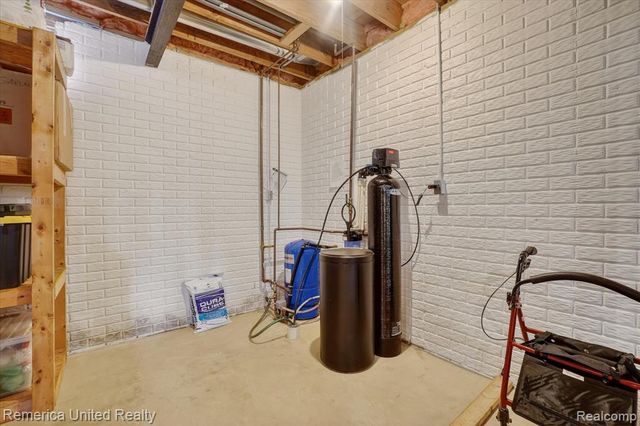 660 E Allen Road, Howell, MI 48855