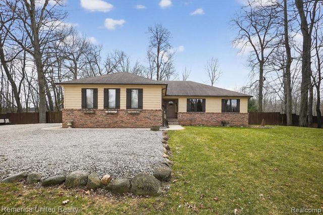 660 E Allen Road, Howell, MI 48855