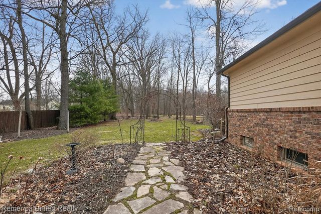 660 E Allen Road, Howell, MI 48855