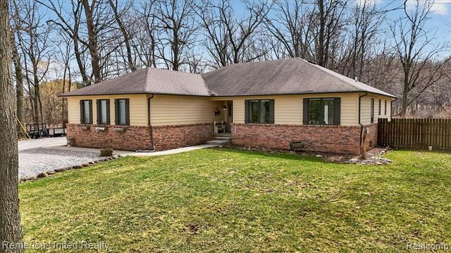 660 E Allen Road, Howell, MI 48855