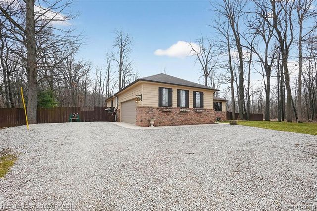 660 E Allen Road, Howell, MI 48855