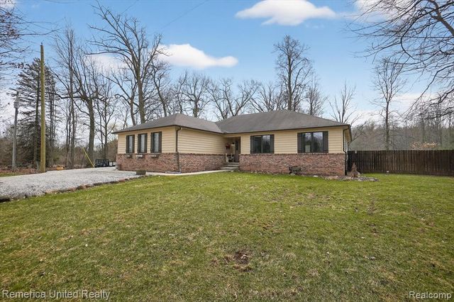 660 E Allen Road, Howell, MI 48855