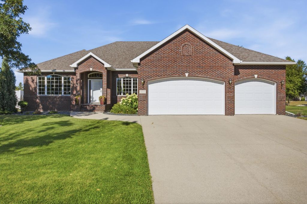 4233 Timberline Drive S, Fargo, ND 58104