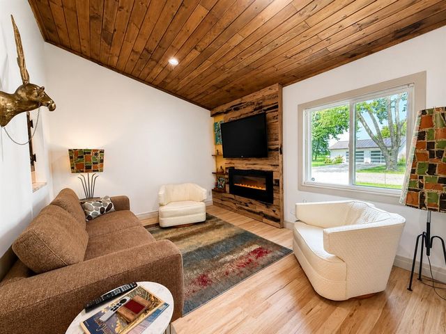 211 E Sycamore Street, Three Oaks, MI 49128