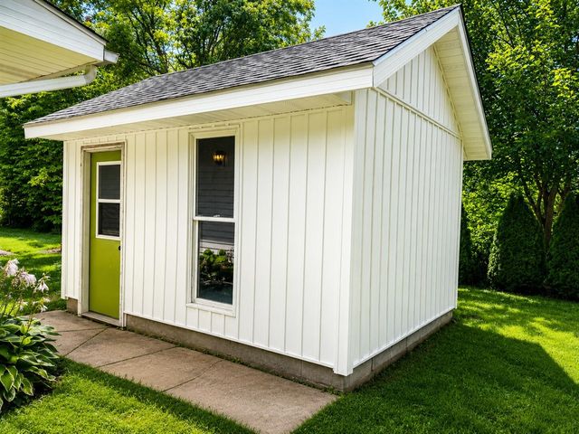 211 E Sycamore Street, Three Oaks, MI 49128