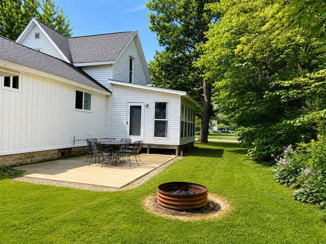 211 E Sycamore Street, Three Oaks, MI 49128