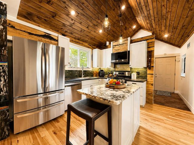 211 E Sycamore Street, Three Oaks, MI 49128