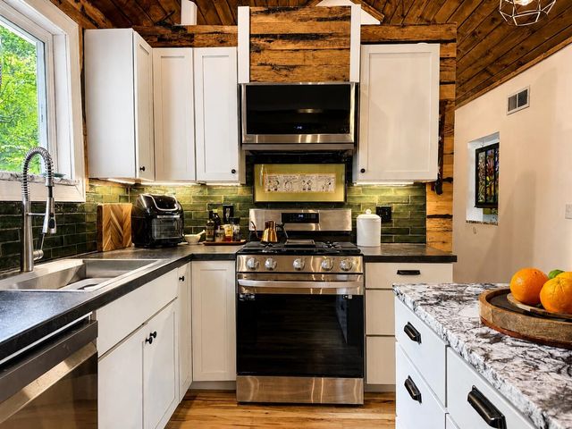 211 E Sycamore Street, Three Oaks, MI 49128