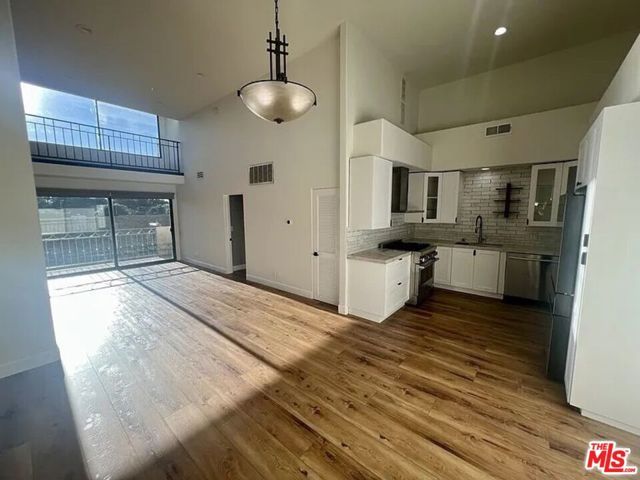 390 S Sepulveda Boulevard A302, Los Angeles, CA 90049