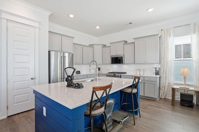 411 N Commodore Way, Summerville, SC 29483