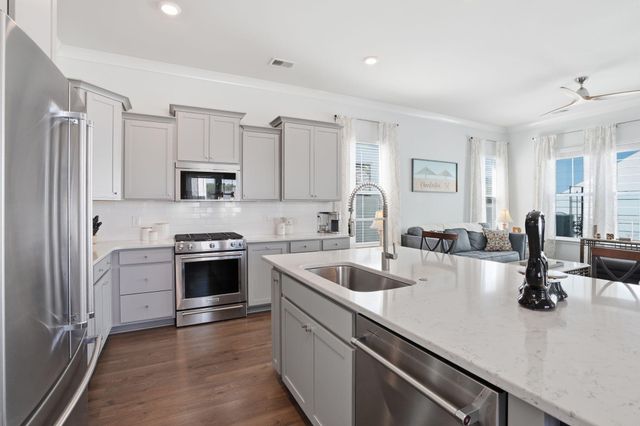 411 N Commodore Way, Summerville, SC 29483