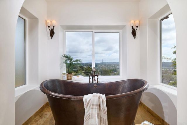 6811 VIANDA COURT, Carlsbad, CA 92009