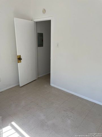 5242 RUBIDOUX DR, San Antonio, TX 78228