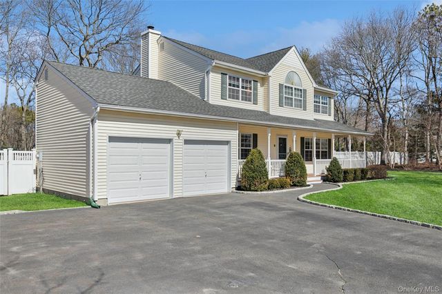 9 Village Drive, Medford, NY 11763