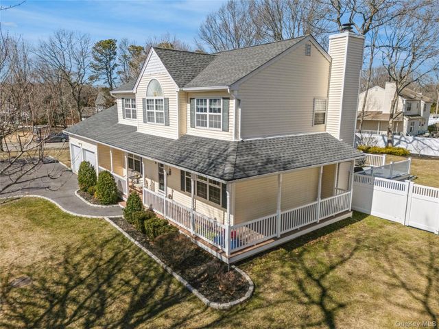 9 Village Drive, Medford, NY 11763