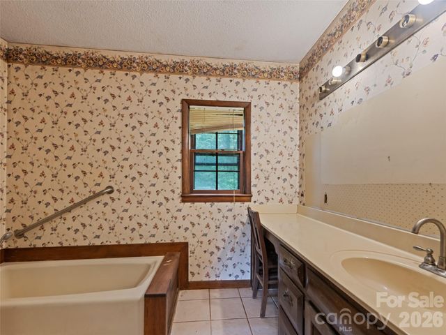831 Qualla Road, Waynesville, NC 28785