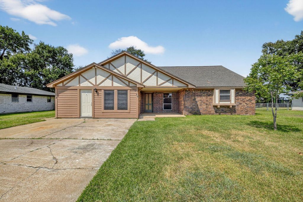 206 Staples Drive, Baytown, TX 77523