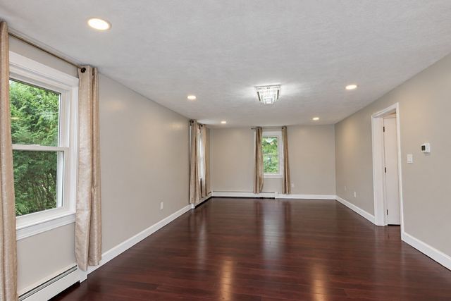 33 Summer St, Tyngsborough, MA 01879