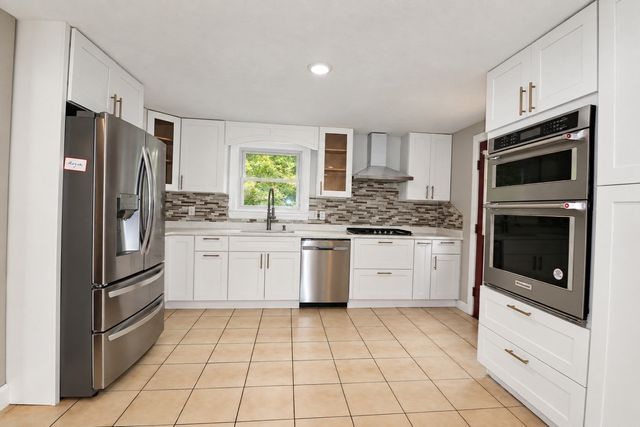 33 Summer St, Tyngsborough, MA 01879