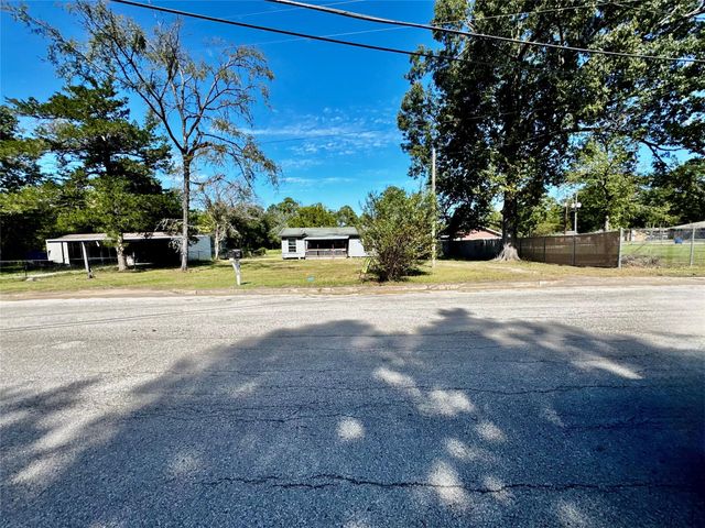 810 W North Street, Livingston, TX 77351