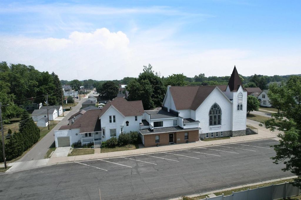 1216 10TH STREET, Marinette, WI 54143