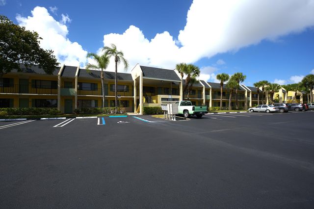 1509 Meadows Circle W, Boynton Beach, FL 33436