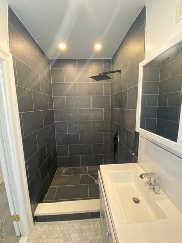 686 E 239th Street, Bronx, NY 10470
