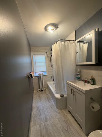 686 E 239th Street, Bronx, NY 10470