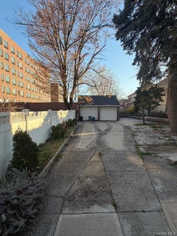 686 E 239th Street, Bronx, NY 10470