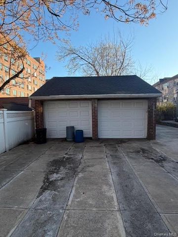 686 E 239th Street, Bronx, NY 10470