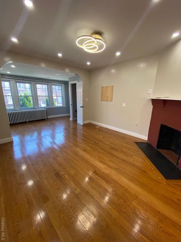 686 E 239th Street, Bronx, NY 10470
