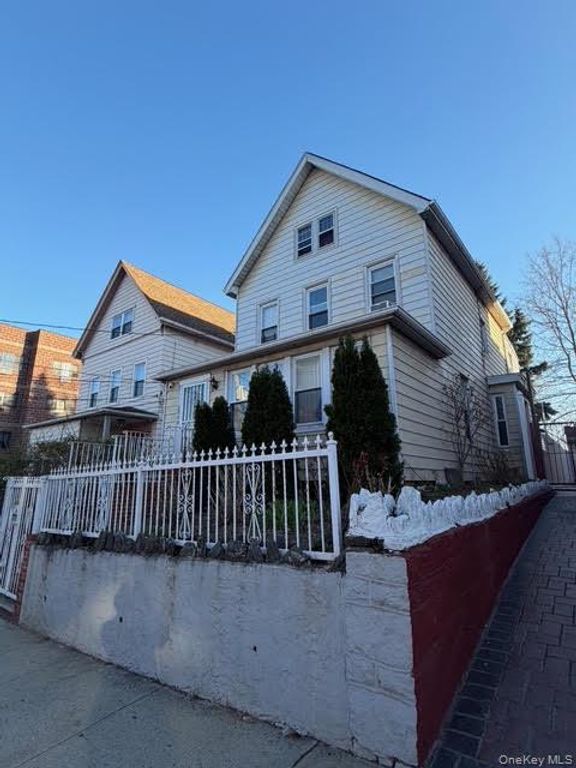 686 E 239th Street, Bronx, NY 10470