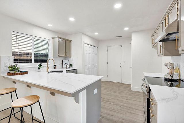 2323 N Milburn Avenue, Fresno, CA 93722