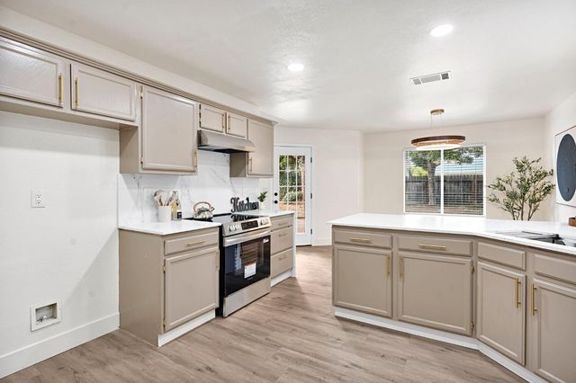 2323 N Milburn Avenue, Fresno, CA 93722