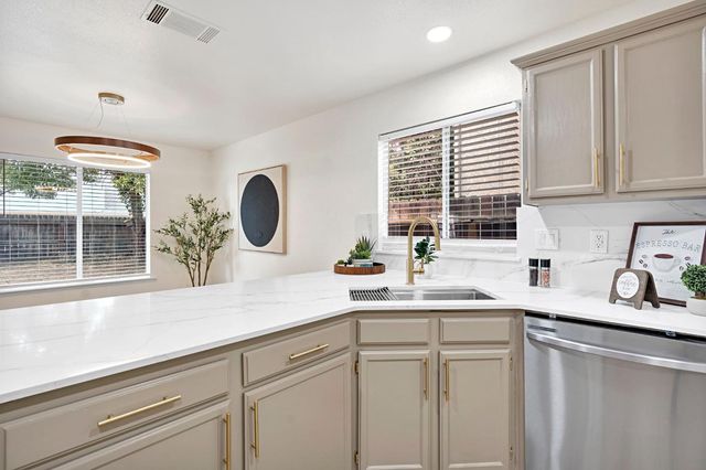 2323 N Milburn Avenue, Fresno, CA 93722