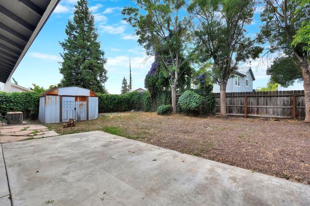 2323 N Milburn Avenue, Fresno, CA 93722